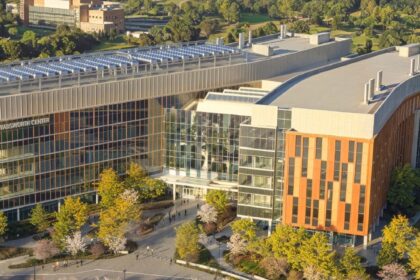 Es oficial: Kathy Hochul anunció la construcción de un nuevo laboratorio de salud pública en Nueva York con una inversión de 1.700 millones de dólares | FM Avenida