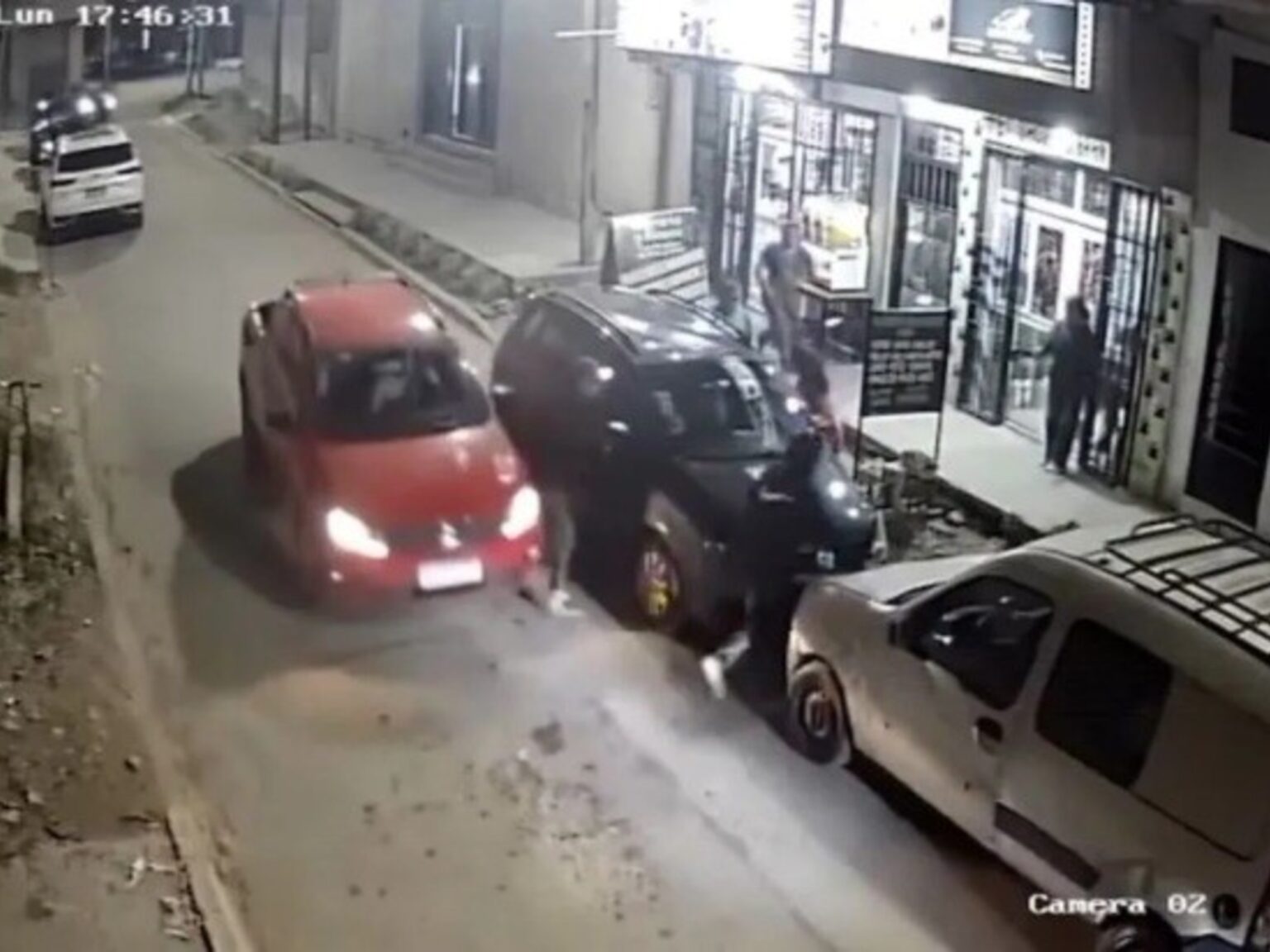 Inseguridad en Lomas de Zamora: un automovilista embistió a un ladrón para evitar el robo piraña de un vehículo y todo quedó grabado | FM Avenida