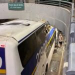 Insólito accidente de hinchas de Chaco For Ever en Banfield: el micro que los trasladaba se incrustó en un paso bajo nivel, hubo heridos | FM Avenida