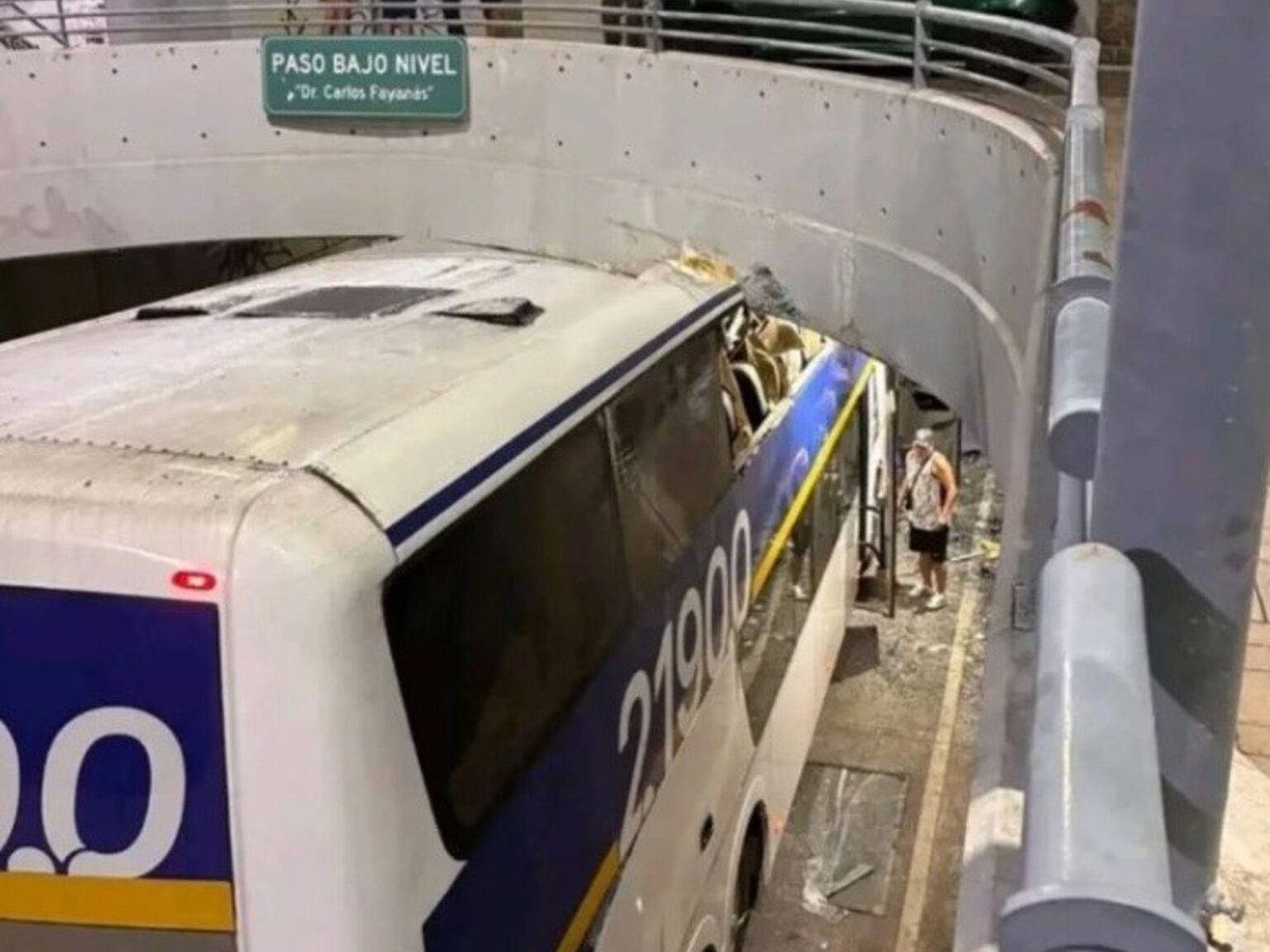 Insólito accidente de hinchas de Chaco For Ever en Banfield: el micro que los trasladaba se incrustó en un paso bajo nivel, hubo heridos | FM Avenida