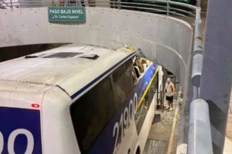 Insólito accidente de hinchas de Chaco For Ever en Banfield: el micro que los trasladaba se incrustó en un paso bajo nivel, hubo heridos | FM Avenida