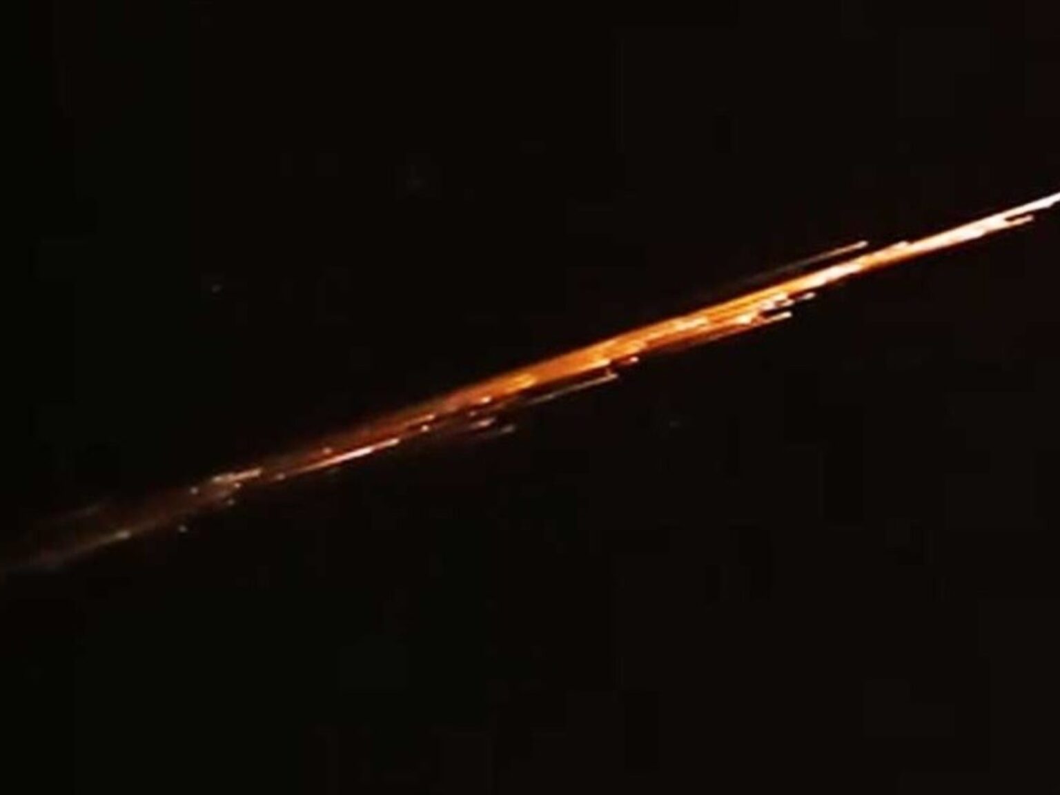 Inusual "lluvia" sobre el cielo de la Patagonia: cayeron restos de un cohete chino sobre Río Negro | FM Avenida