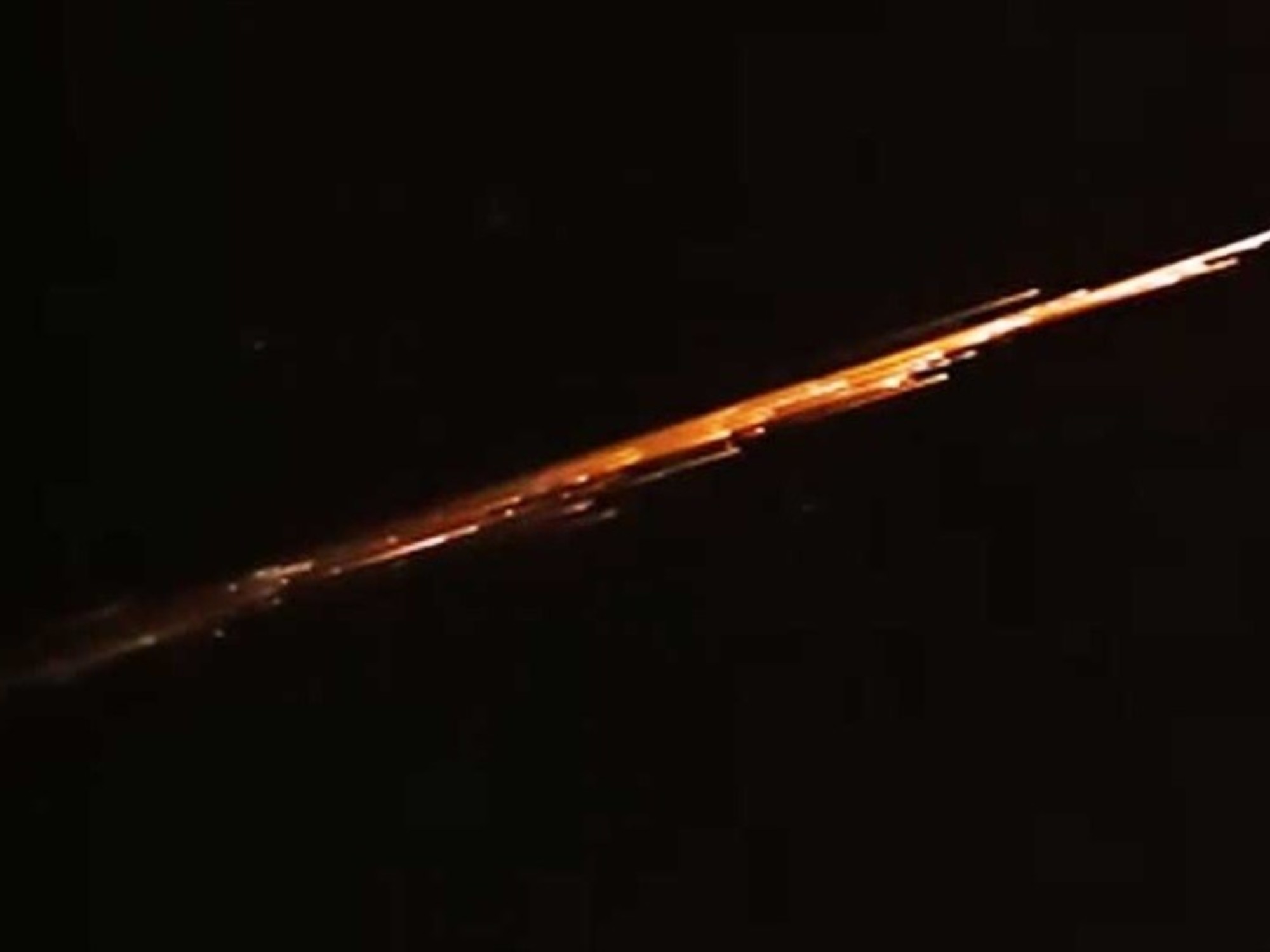 Inusual "lluvia" sobre el cielo de la Patagonia: cayeron restos de un cohete chino sobre Río Negro | FM Avenida