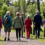 Invitan a una caminata abierta para promover la actividad física y el encuentro de adultos mayores | FM Avenida