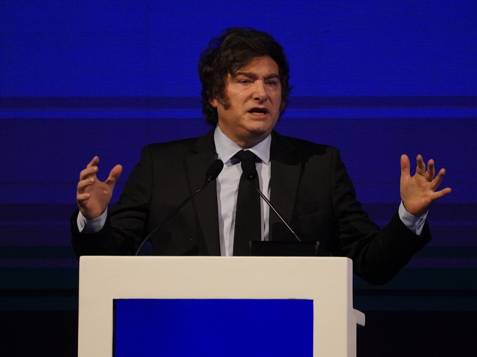 Javier Milei y sus medidas, en VIVO: antes de su viaje a Israel, el Presidente hablará en AmCham frente a empresarios de EE.UU. | FM Avenida