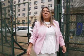 La escribana de Manuel Adorni volvió a Comodoro Py y se reúne con el fiscal Pollicita | FM Avenida