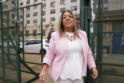 La escribana de Manuel Adorni volvió a Comodoro Py y se reúne con el fiscal Pollicita | FM Avenida