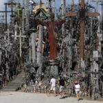 La increíble colina en Lituania que contiene 200.000 cruces | FM Avenida