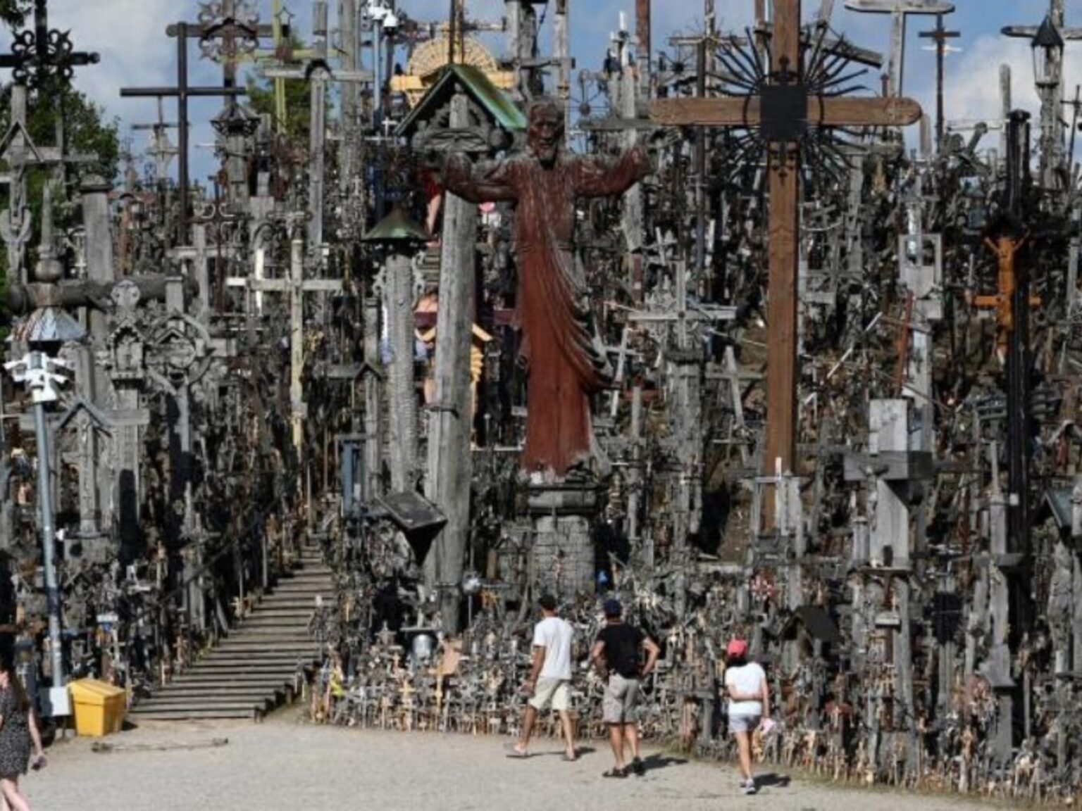 La increíble colina en Lituania que contiene 200.000 cruces | FM Avenida