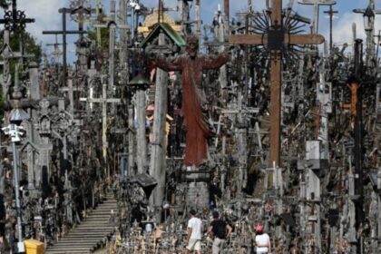 La increíble colina en Lituania que contiene 200.000 cruces | FM Avenida