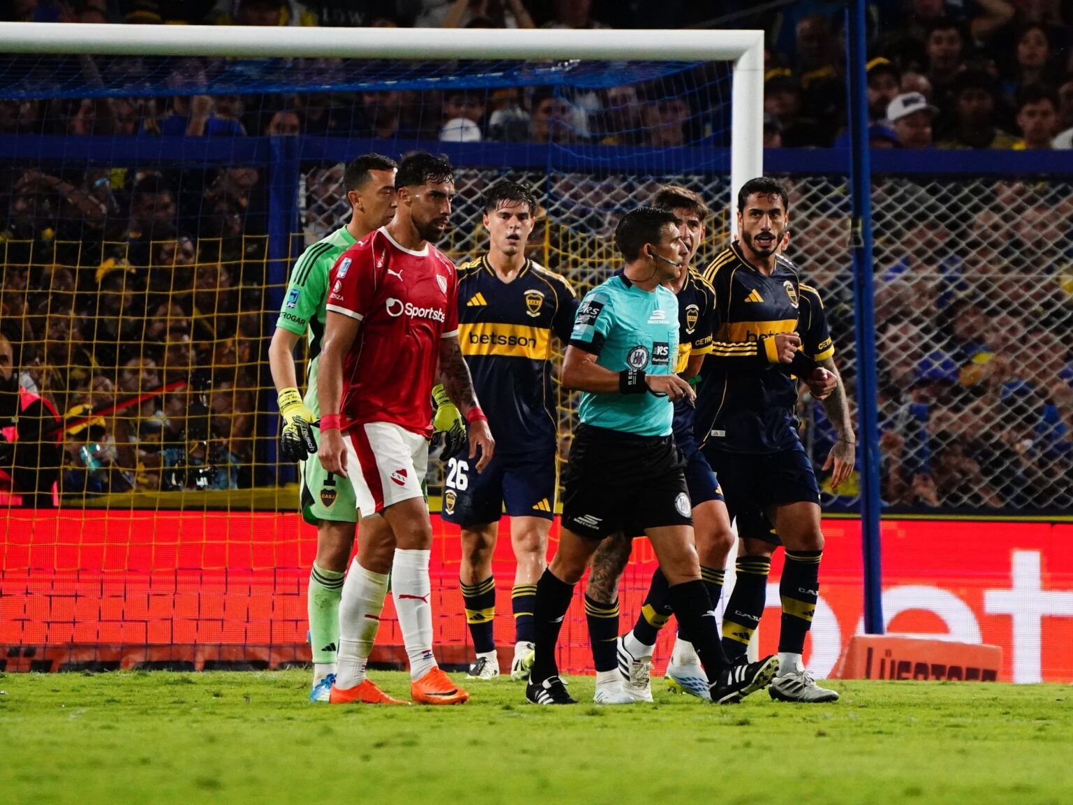 La lupa sobre el arbitraje de Andrés Merlos: se pidió mano en el gol de Independiente y el penal de VAR para Boca generó dudas | FM Avenida