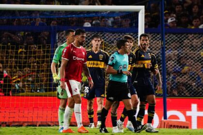 La lupa sobre el arbitraje de Andrés Merlos: se pidió mano en el gol de Independiente y el penal de VAR para Boca generó dudas | FM Avenida