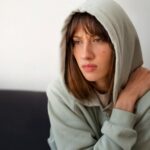 La psicología dice que las personas que crecieron sin muchos elogios no solo tienen dificultades con los halagos en la edad adulta, sino que desarrollan un sistema de validación interna | FM Avenida