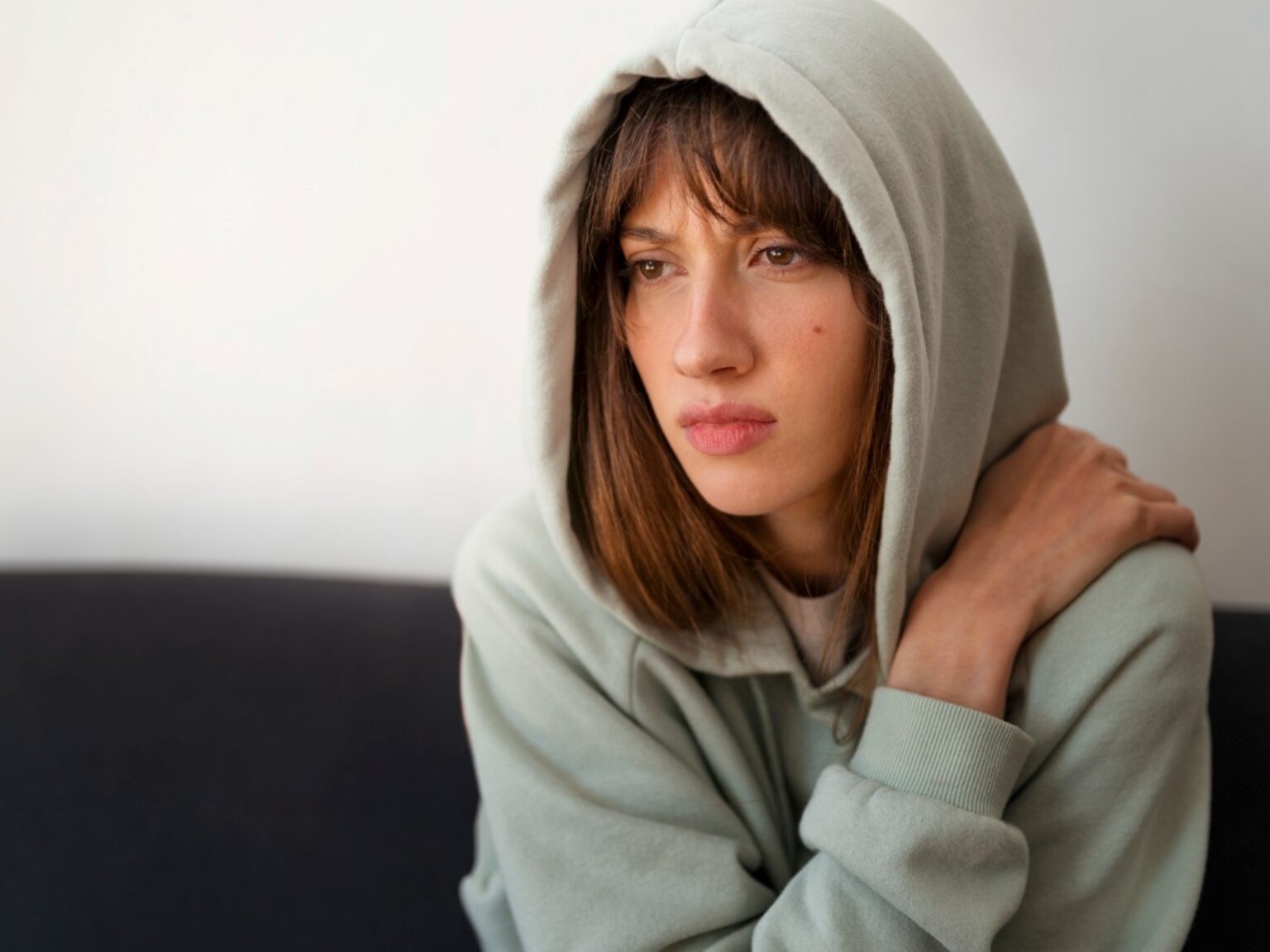 La psicología dice que las personas que crecieron sin muchos elogios no solo tienen dificultades con los halagos en la edad adulta, sino que desarrollan un sistema de validación interna | FM Avenida