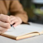 La psicología dice que las personas que todavía escriben las cosas en papel y no en el celular tienen una gran capacidad de análisis y reflexión por este motivo | FM Avenida