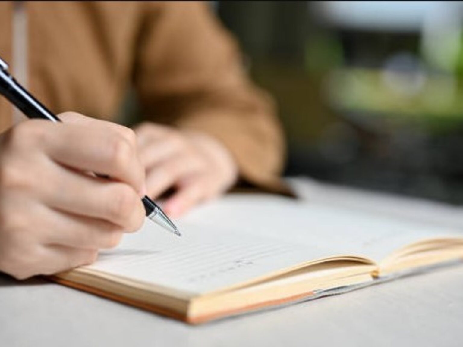 La psicología dice que las personas que todavía escriben las cosas en papel y no en el celular tienen una gran capacidad de análisis y reflexión por este motivo | FM Avenida