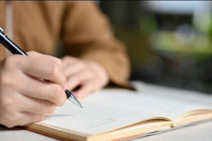 La psicología dice que las personas que todavía escriben las cosas en papel y no en el celular tienen una gran capacidad de análisis y reflexión por este motivo | FM Avenida