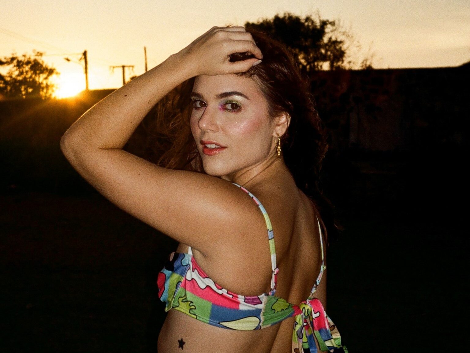 Lalywood sorprende con su álbum "Declaraciones menstruales" un disco que reúne fiesta, nostalgia y power femenino | FM Avenida