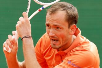 Medvedev cayó 6-0 y 6-0 contra Berrettini, reventó su raqueta durante 40 segundos y se metió en un top 5 nefasto donde está Gaudio | FM Avenida