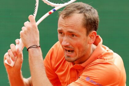 Medvedev cayó 6-0 y 6-0 contra Berrettini, reventó su raqueta durante 40 segundos y se metió en un top 5 nefasto donde está Gaudio | FM Avenida