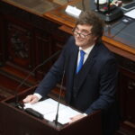 Milei mandará al Congreso un acuerdo para pagarles a fondos buitre que seguían litigando por el default de 2001 | FM Avenida