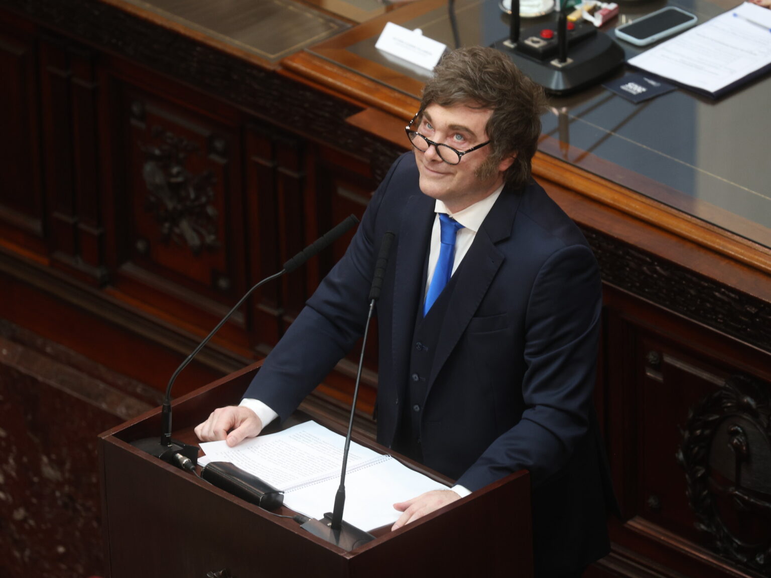 Milei mandará al Congreso un acuerdo para pagarles a fondos buitre que seguían litigando por el default de 2001 | FM Avenida