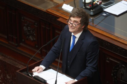 Milei mandará al Congreso un acuerdo para pagarles a fondos buitre que seguían litigando por el default de 2001 | FM Avenida