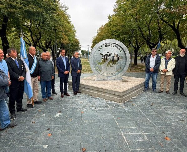 Necochea inauguró un nuevo monumento en homenaje a los héroes de Malvinas | FM Avenida