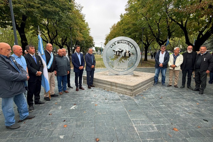 Necochea inauguró un nuevo monumento en homenaje a los héroes de Malvinas | FM Avenida