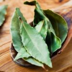 Por qué cada vez más gente se lava los pies con hojas de laurel antes de dormir y cuándo conviene hacerlo | FM Avenida