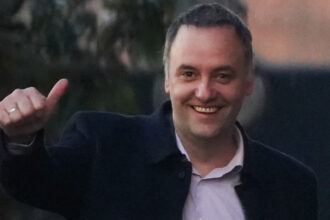 Quiénes son las dos policías de la Federal que le prestaron 100.000 dólares a Adorni | FM Avenida