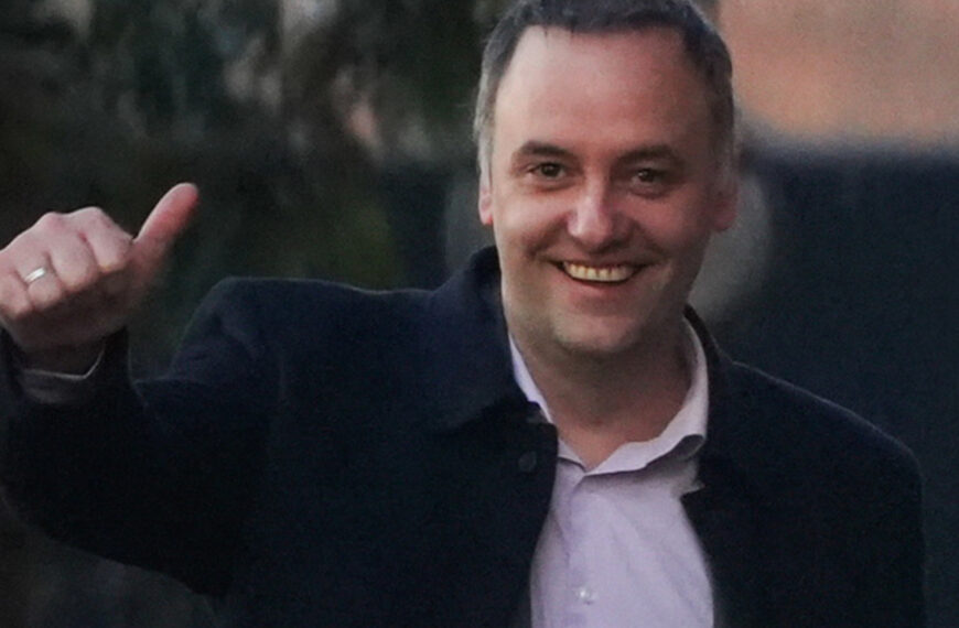 Según la nueva información de la fiscalía, Adorni y su esposa pagaron 10.000 dólares en primera clase para volar desde Nueva York | FM Avenida