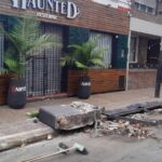 Quilmes: un auto a toda velocidad destruyó el deck de un bar temático y el conductor se fugó | FM Avenida