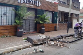 Quilmes: un auto a toda velocidad destruyó el deck de un bar temático y el conductor se fugó | FM Avenida