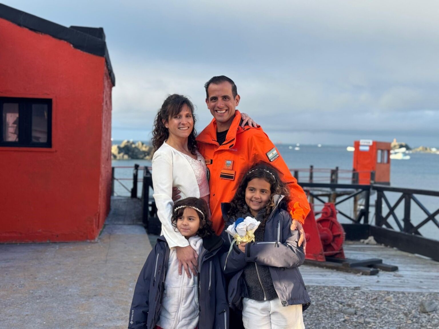 Se conocieron en la Antártida y 12 años después se casaron en el Continente Blanco frente a sus dos hijas | FM Avenida