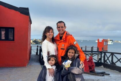 Se conocieron en la Antártida y 12 años después se casaron en el Continente Blanco frente a sus dos hijas | FM Avenida