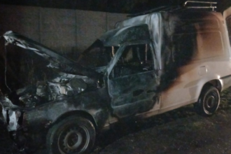 Se incendió un utilitario en la zona de Lucio Mansilla y sus ocupantes resultaron ilesos | FM Avenida