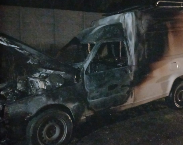 Se incendió un utilitario en la zona de Lucio Mansilla y sus ocupantes resultaron ilesos | FM Avenida