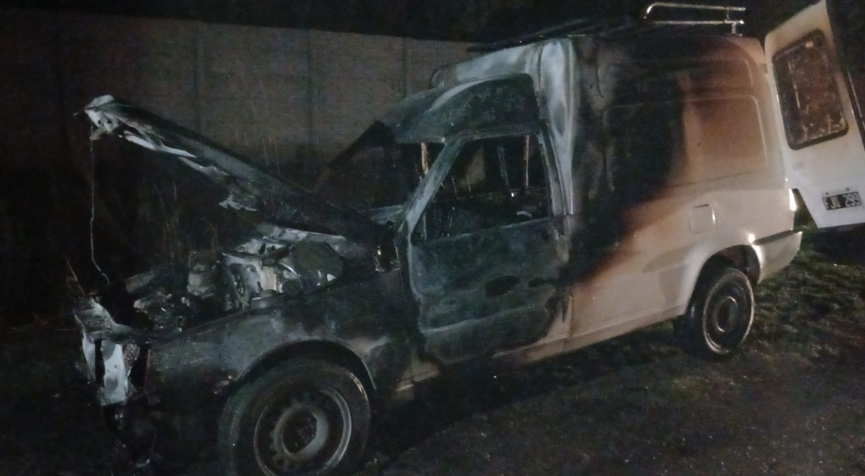 Se incendió un utilitario en la zona de Lucio Mansilla y sus ocupantes resultaron ilesos | FM Avenida