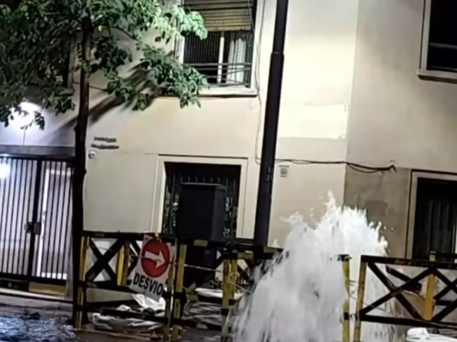 Se rompió un caño de agua en Recoleta: se inundó la cuadra y hay cortes de tránsito en la zona | FM Avenida