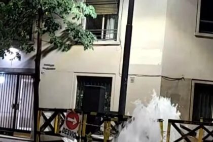 Se rompió un caño de agua en Recoleta: se inundó la cuadra y hay cortes de tránsito en la zona | FM Avenida