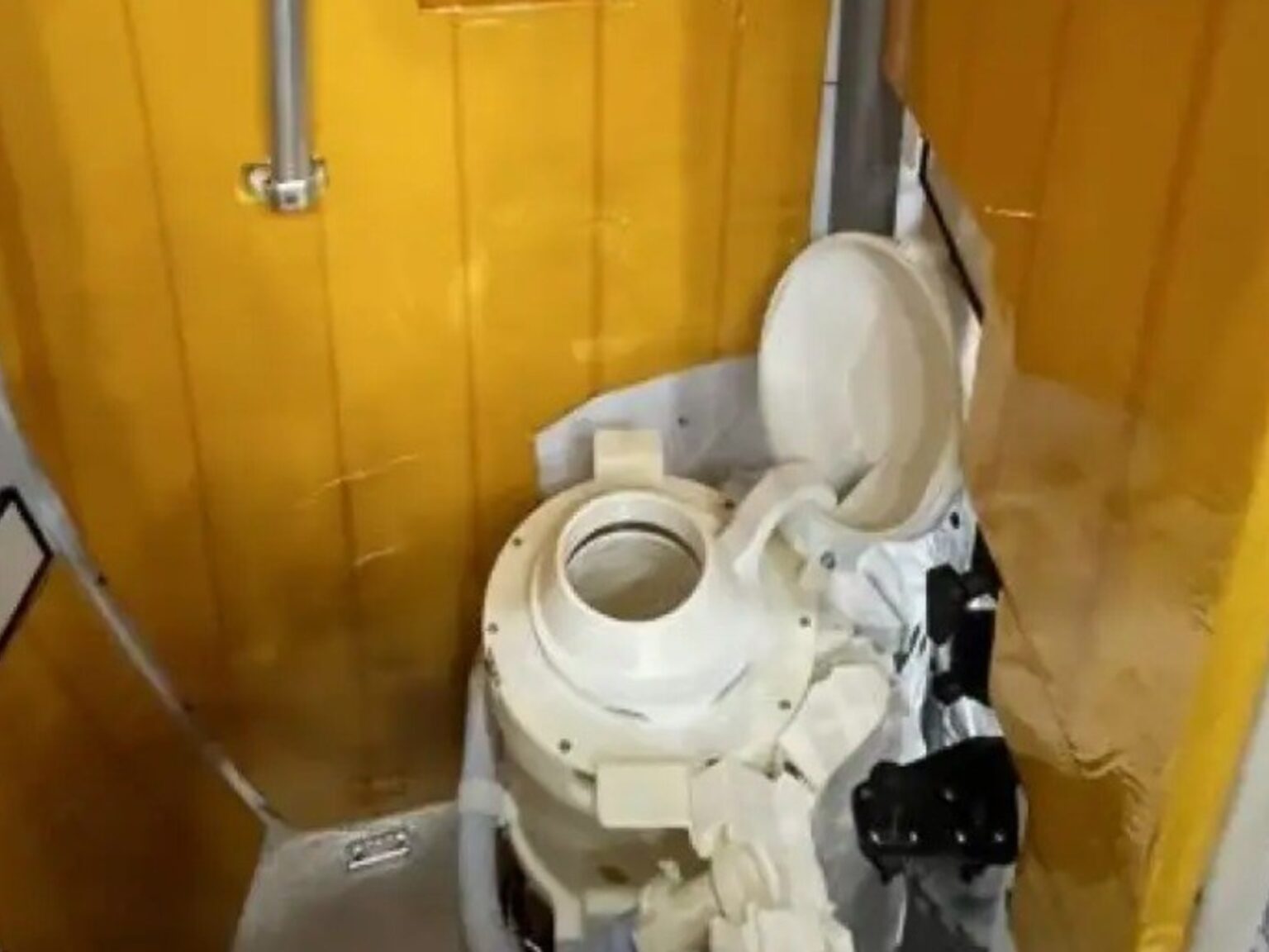 Surgió un problema impensado en la misión Artemis II: falló el inodoro de la nave espacial Orión que viaja hacia la Luna | FM Avenida