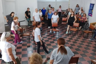 Taller gratuito de gimnasia para adultos mayores en la sede de Envión Depetri | FM Avenida