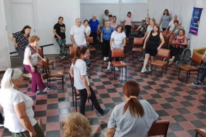 Taller gratuito de gimnasia para adultos mayores en la sede de Envión Depetri | FM Avenida
