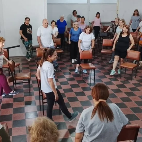 Taller gratuito de gimnasia para adultos mayores en la sede de Envión Depetri | FM Avenida