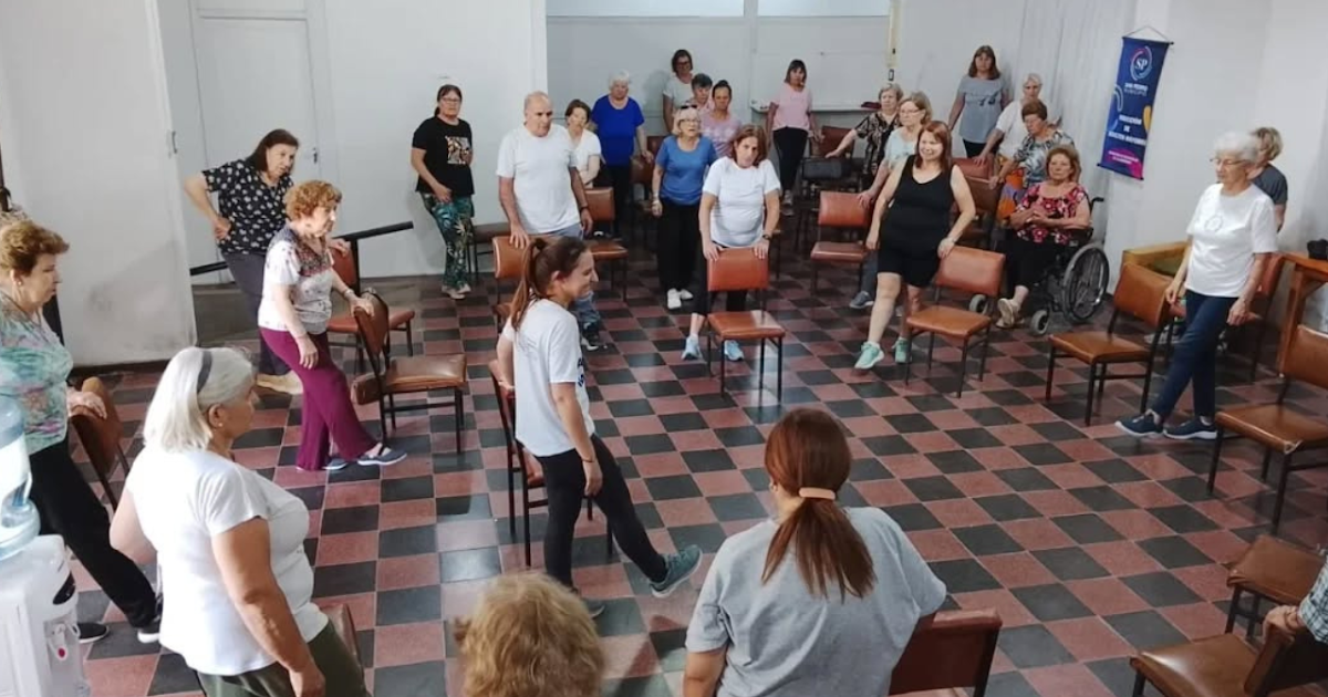 Taller gratuito de gimnasia para adultos mayores en la sede de Envión Depetri | FM Avenida