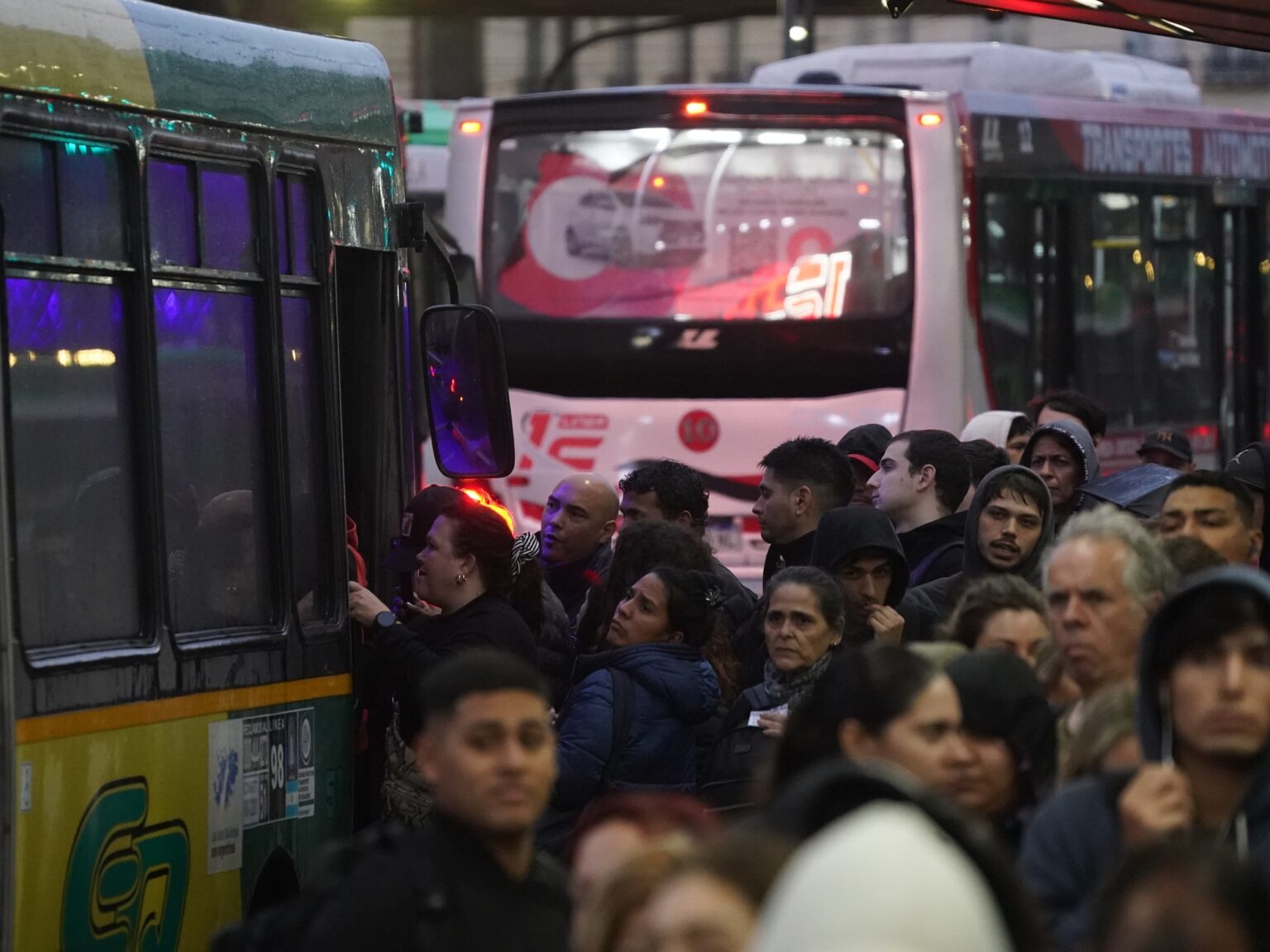 Tercer día de demoras y caos para viajar: quejas de los pasajeros mientras buscan destrabar el conflicto entre el Gobierno y las empresas | FM Avenida