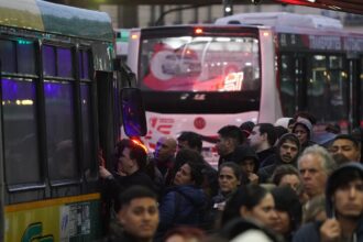 Tercer día de demoras y caos para viajar: quejas de los pasajeros mientras buscan destrabar el conflicto entre el Gobierno y las empresas | FM Avenida