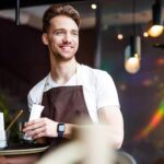 Trabajar como mesero en Texas ya paga más de $40,000 al año y hata $15 por hora con propinas: las ciudades y restaurantes que vencen al sueldo mínimo este abril 2026 | FM Avenida