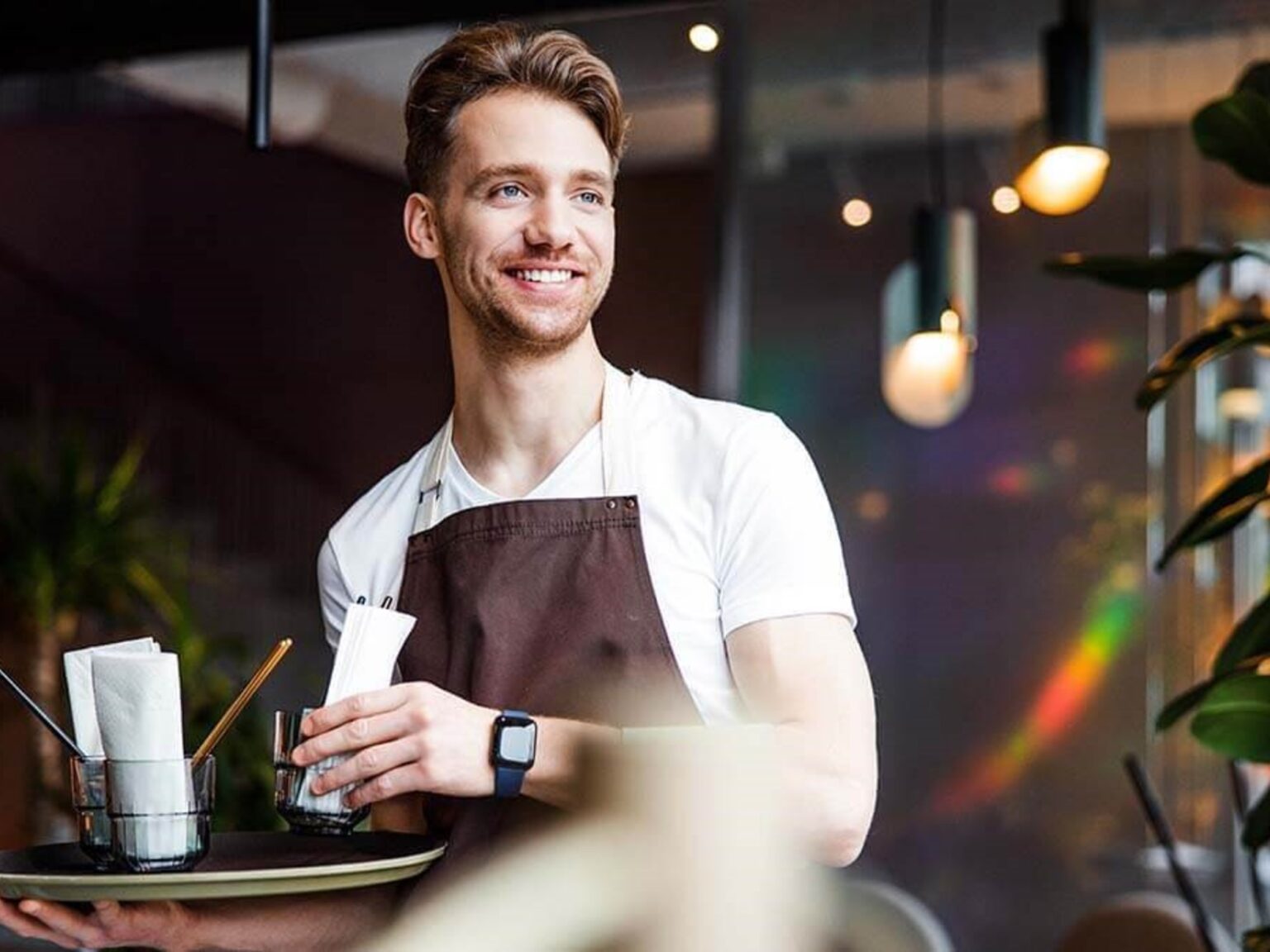 Trabajar como mesero en Texas ya paga más de $40,000 al año y hata $15 por hora con propinas: las ciudades y restaurantes que vencen al sueldo mínimo este abril 2026 | FM Avenida